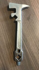 Hufknecht 5-in-1 multitool voor hoefijzers.