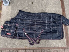 Premiere staldeken black/red 200gr. 175 cm.