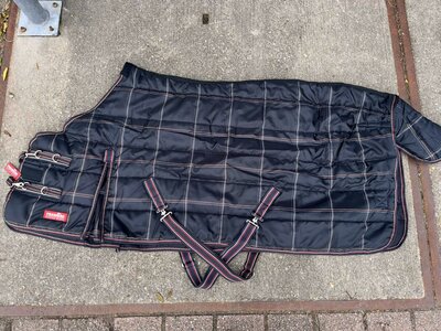 Premiere staldeken black/red 200gr. 175 cm.