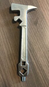 Hufknecht 5-in-1 multitool voor hoefijzers.