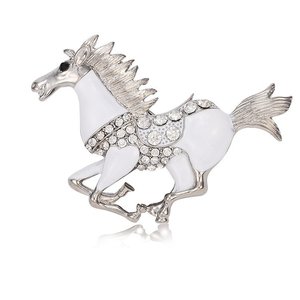 Plastronspeld white rhinestone Galopping horse.