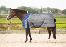 Highliner staldeken 300gr. blue melange 175cm. Highliner staldeken 300gr. blue melange 175cm.