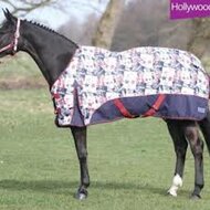 Regendeken QHP 0-gr. fleece Hollywood Stars 205cm. Regendeken QHP 0-gr. fleece Hollywood Stars 205cm.