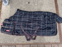 Premiere staldeken black/red 200gr. 175 cm. Premiere staldeken black/red 200gr. 175 cm.